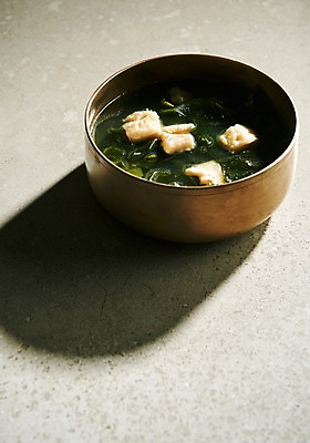 포토 JPG 스튜디오촬영 그릇 음식 실내 어류 근접촬영 사람없음 국그릇 옥돔 향토음식 옥돔미역국 국내포토 식기 뷰포인트 내부 수중동물 미역국 파일형식 제주음식