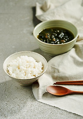 포토 JPG 스튜디오촬영 그릇 접시 음식 젓가락 밥 수저 실내 근접촬영 사람없음 아웃포커스 숟가락 천 향토음식 보말국 국내포토 식기 뷰포인트 촬영기법 내부 직물 파일형식 제주음식