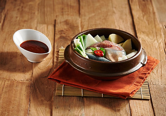 포토 JPG 스튜디오촬영 그릇 접시 음식 실내 어류 사람없음 고추장 천 뚝배기 고등어 고등어조림 향토음식 국내포토 식기 내부 수중동물 직물 양념 조림 파일형식