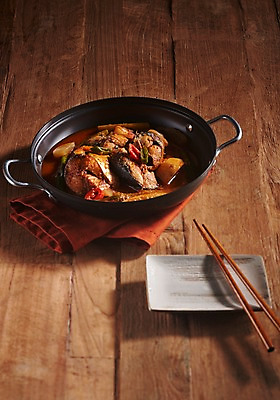 포토 JPG 스튜디오촬영 그릇 접시 음식 젓가락 실내 사람없음 냄비 천 고등어조림 향토음식 국내포토 식기 수저 내부 직물 솥 조림 파일형식