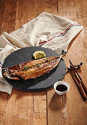 포토 JPG 스튜디오촬영 그릇 접시 음식 젓가락 실내 사람없음 하이앵글 천 레몬 간장 고등어구이 젓가락받침대 향토음식 국내포토 식기 뷰포인트 과일 수저 내부 직물 양념 생선구이 수저받침대 파일형식