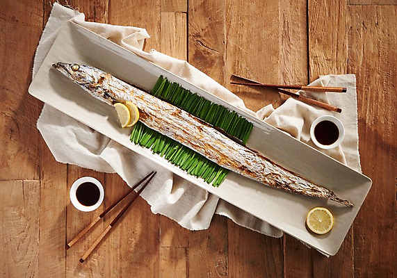 포토 JPG 스튜디오촬영 그릇 접시 음식 젓가락 실내 어류 사람없음 하이앵글 천 레몬 간장 갈치구이 플랫레이 향토음식 국내포토 식기 뷰포인트 과일 수저 내부 수중동물 직물 양념 플랫 생선구이 파일형식