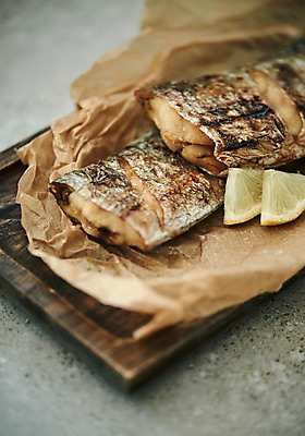 포토 JPG 스튜디오촬영 그릇 접시 음식 실내 어류 근접촬영 사람없음 레몬 갈치구이 향토음식 국내포토 식기 뷰포인트 과일 내부 수중동물 생선구이 파일형식