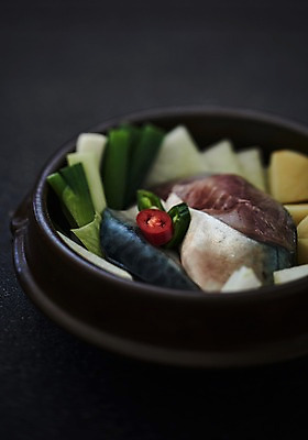 포토 JPG 스튜디오촬영 그릇 접시 음식 실내 어류 근접촬영 사람없음 아웃포커스 뚝배기 고등어 고등어조림 향토음식 국내포토 식기 뷰포인트 촬영기법 내부 수중동물 조림 파일형식