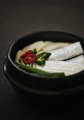 포토 JPG 스튜디오촬영 그릇 접시 음식 실내 어류 근접촬영 사람없음 아웃포커스 뚝배기 갈치 갈치조림 향토음식 국내포토 식기 뷰포인트 촬영기법 내부 수중동물 조림 파일형식