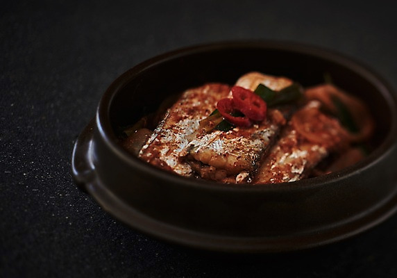 포토 JPG 스튜디오촬영 그릇 접시 음식 실내 어류 근접촬영 사람없음 아웃포커스 뚝배기 갈치 갈치조림 향토음식 국내포토 식기 뷰포인트 촬영기법 내부 수중동물 조림 파일형식