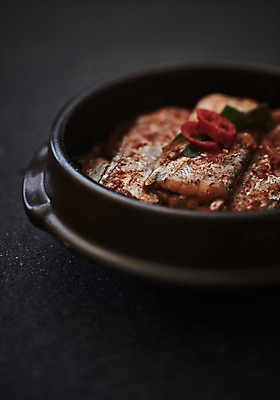 포토 JPG 스튜디오촬영 그릇 접시 음식 실내 어류 근접촬영 사람없음 아웃포커스 뚝배기 갈치 갈치조림 향토음식 국내포토 식기 뷰포인트 촬영기법 내부 수중동물 조림 파일형식