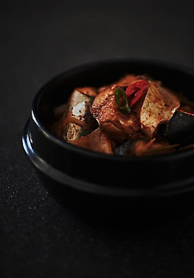 포토 JPG 스튜디오촬영 그릇 접시 음식 실내 어류 근접촬영 사람없음 뚝배기 고등어 고등어조림 향토음식 국내포토 식기 뷰포인트 내부 수중동물 조림 파일형식