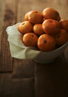 포토 JPG 스튜디오촬영 그릇 접시 과일 귤 실내 사람없음 아웃포커스 하이앵글 여러개 천 제주감귤 제철과일 국내포토 식기 뷰포인트 다수 촬영기법 내부 제주도 직물 특산물 제철 파일형식