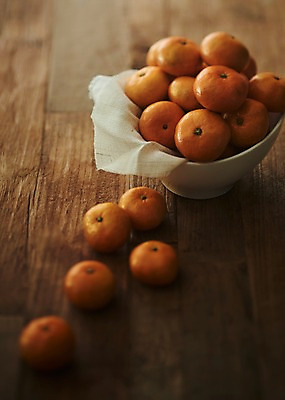 포토 JPG 스튜디오촬영 그릇 접시 과일 귤 실내 사람없음 아웃포커스 여러개 천 제주감귤 제철과일 국내포토 식기 다수 촬영기법 내부 제주도 직물 특산물 제철 파일형식