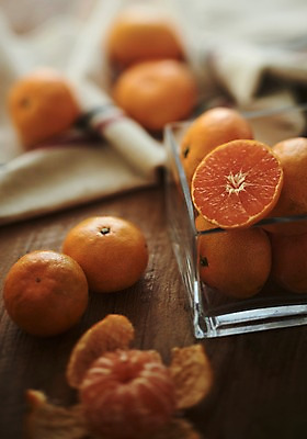 포토 JPG 스튜디오촬영 그릇 접시 과일 귤 실내 근접촬영 사람없음 아웃포커스 여러개 천 천국 제주감귤 귤껍질 제철과일 국내포토 식기 뷰포인트 다수 촬영기법 내부 제주도 껍질 직물 특산물 제철 파일형식