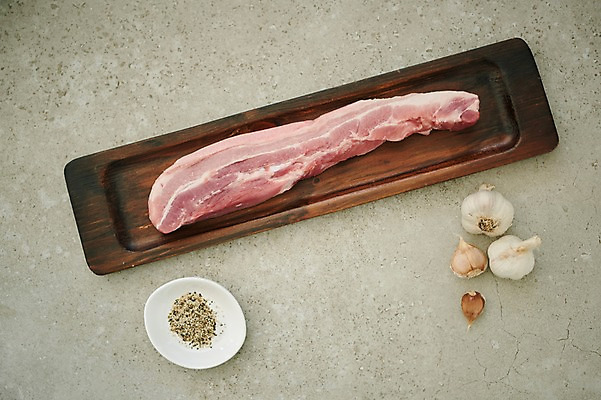 포토 JPG 스튜디오촬영 그릇 접시 음식 실내 마늘 육류 돼지고기 사람없음 하이앵글 삼겹살 후추 플랫레이 향토음식 국내포토 식기 뷰포인트 채소 식재료 내부 플랫 향신료 파일형식