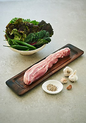 포토 JPG 스튜디오촬영 그릇 접시 음식 고추 실내 마늘 생고기 육류 돼지고기 사람없음 돼지 삼겹살 후추 상추쌈 향토음식 아프리카돼지열병 국내포토 식기 채소 식재료 포유류 내부 향신료 쌈 파일형식 돼지전염병