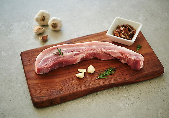 포토 JPG 스튜디오촬영 그릇 접시 음식 실내 마늘 생고기 육류 돼지고기 사람없음 아웃포커스 돼지 삼겹살 후추 향토음식 아프리카돼지열병 국내포토 식기 채소 식재료 포유류 촬영기법 내부 향신료 파일형식 돼지전염병