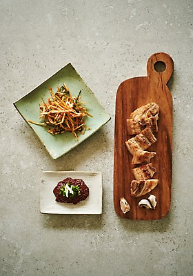 포토 JPG 스튜디오촬영 그릇 접시 음식 실내 돼지고기 사람없음 하이앵글 삼겹살 파절이 플랫레이 향토음식 국내포토 식기 뷰포인트 육류 내부 플랫 무침 파일형식