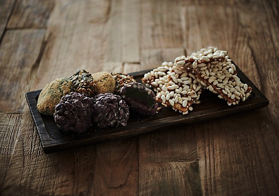 포토 JPG 스튜디오촬영 그릇 접시 음식 실내 근접촬영 사람없음 아웃포커스 한과 전통다과 오메기떡 향토음식 과즐 국내포토 식기 뷰포인트 디저트 떡 촬영기법 내부 전통음식 다과 파일형식 제주음식