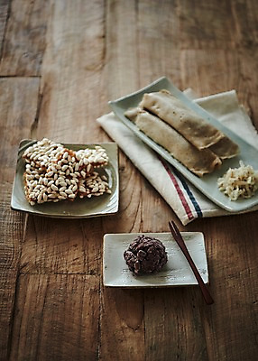 포토 JPG 스튜디오촬영 그릇 접시 음식 포크 젓가락 실내 근접촬영 사람없음 아웃포커스 천 한과 전통다과 오메기떡 빙떡 향토음식 과즐 국내포토 식기 뷰포인트 디저트 떡 촬영기법 수저 내부 전통음식 직물 다과 파일형식 제주음식