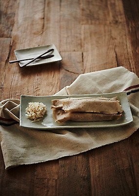 포토 JPG 스튜디오촬영 그릇 접시 음식 포크 떡 실내 사람없음 아웃포커스 하이앵글 천 플랫레이 빙떡 향토음식 국내포토 식기 뷰포인트 촬영기법 내부 직물 플랫 파일형식 제주음식