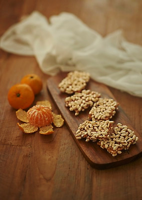 포토 JPG 스튜디오촬영 그릇 접시 과일 귤 실내 사람없음 아웃포커스 천 한과 제주감귤 귤껍질 전통다과 향토음식 과즐 제철과일 국내포토 식기 음식 디저트 촬영기법 내부 제주도 전통음식 껍질 직물 특산물 다과 제철 파일형식 제주음식