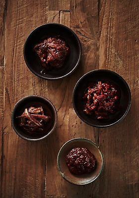 포토 JPG 스튜디오촬영 그릇 접시 음식 실내 사람없음 하이앵글 소라 멸치젓갈 어리굴젓 자리돔 젓갈 플랫레이 향토음식 자리돔젓 소라젓 국내포토 식기 뷰포인트 어패류 어류 내부 플랫 파일형식 제주음식