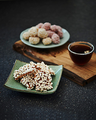 포토 JPG 스튜디오촬영 그릇 접시 음식 실내 근접촬영 사람없음 아웃포커스 한과 다과 수정과 전통다과 향토음식 과즐 국내포토 식기 음료 뷰포인트 디저트 촬영기법 내부 전통음식 전통차 파일형식 제주음식