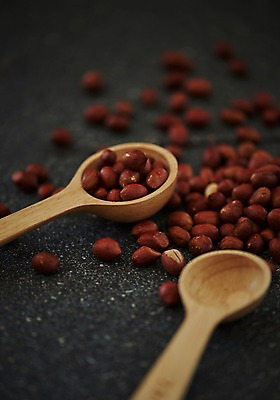 포토 JPG 스튜디오촬영 음식 실내 근접촬영 사람없음 아웃포커스 여러개 땅콩 나무숟가락 향토음식 국내포토 뷰포인트 다수 촬영기법 내부 숟가락 견과류 파일형식