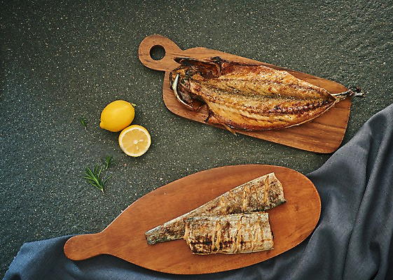 포토 JPG 스튜디오촬영 그릇 접시 음식 실내 사람없음 하이앵글 천 레몬 생선구이 고등어 천국 갈치 갈치구이 고등어구이 플랫레이 향토음식 국내포토 식기 뷰포인트 과일 어류 내부 직물 플랫 구이 생선요리 파일형식