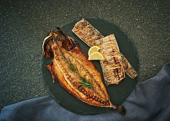 포토 JPG 스튜디오촬영 그릇 접시 음식 실내 사람없음 하이앵글 천 레몬 생선구이 갈치 갈치구이 고등어구이 플랫레이 향토음식 국내포토 식기 뷰포인트 과일 어류 내부 직물 플랫 구이 생선요리 파일형식