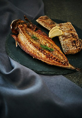 포토 JPG 스튜디오촬영 그릇 접시 음식 실내 근접촬영 사람없음 천 레몬 생선구이 고등어 갈치 갈치구이 고등어구이 향토음식 국내포토 식기 뷰포인트 과일 어류 내부 직물 구이 생선요리 파일형식