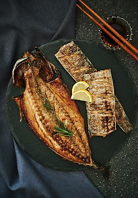 포토 JPG 스튜디오촬영 그릇 접시 음식 젓가락 실내 사람없음 하이앵글 천 레몬 간장 생선구이 고등어 갈치 갈치구이 고등어구이 플랫레이 향토음식 국내포토 식기 뷰포인트 과일 수저 어류 내부 직물 양념 플랫 구이 생선요리 파일형식