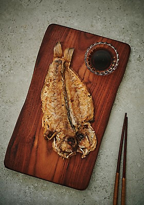 포토 JPG 스튜디오촬영 그릇 접시 음식 젓가락 실내 사람없음 하이앵글 간장 생선구이 옥돔 플랫레이 향토음식 국내포토 식기 뷰포인트 수저 어류 내부 양념 플랫 구이 생선요리 파일형식