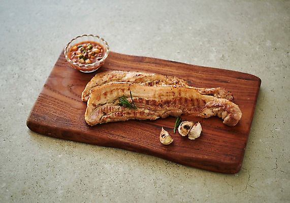 포토 JPG 스튜디오촬영 그릇 접시 음식 실내 마늘 돼지고기 사람없음 하이앵글 삼겹살 플랫레이 향토음식 국내포토 식기 뷰포인트 채소 육류 내부 플랫 파일형식