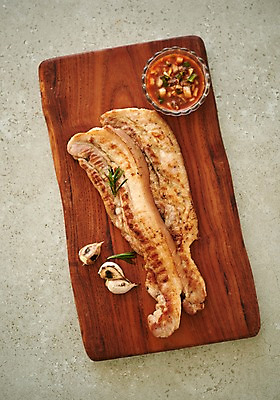 포토 JPG 스튜디오촬영 그릇 접시 음식 실내 마늘 육류 돼지고기 사람없음 하이앵글 삼겹살 플랫레이 향토음식 국내포토 식기 뷰포인트 채소 식재료 내부 플랫 파일형식