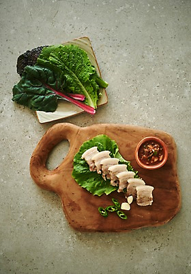 포토 JPG 스튜디오촬영 그릇 접시 음식 채소 실내 돼지고기 사람없음 하이앵글 수육 쌈채소 플랫레이 향토음식 국내포토 식기 한식 뷰포인트 육류 내부 플랫 파일형식