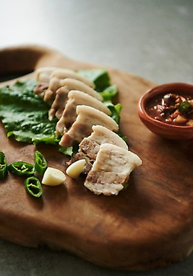 포토 JPG 스튜디오촬영 그릇 접시 음식 채소 고추 실내 마늘 돼지고기 근접촬영 사람없음 아웃포커스 수육 향토음식 국내포토 식기 한식 뷰포인트 촬영기법 육류 내부 파일형식