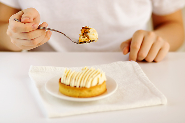 포토 JPG 해외이미지 라이프스타일 손 행복 얼굴 어린이 음식 다이어트 휴가 디저트 건강 사람 사람없음 파티 케이크 식사 에너지 흰색 잡기 입 달콤 맛 아침식사 먹기 배고픔 크림 칼로리 바닐라 타르트 해로움 해외포토 감정 빵 컬러 컨셉 모션 이벤트 생활 신체부위 파이_빵 파일형식 이미지허브