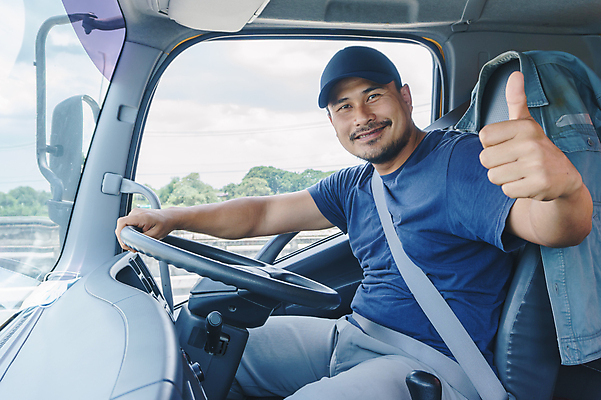 포토 JPG 해외이미지 백인 직업 남자 행복 산업 도로 중년 비즈니스 교통시설 자동차 노동자 실내 한명 안전 사람 동양인 성인 30대 트럭 화물 작업 바퀴 고속도로 운전사 서비스 짐차 트레일러 보험 해외포토 서양인 1 감정 길 육상교통 교통 인종 내부 장년 운송업 시설 파일형식 이미지허브