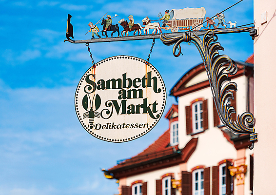 포토 JPG 해외이미지 구름 디자인 유럽 문화 여행 건축양식 하늘 광고판 독일 미술 사람 사람없음 건물 장식 파란색 숫자 상점 유로 수확 흰색 도시 역사 시장 심볼 묘사 오브젝트 사인 복고 타운 나쁜 옛날 유럽연합 바이에른 해외포토 자연요소 문자 건축물 건축 나라 컬러 돈 농업 문화예술 알림판 판 파일형식 이미지허브