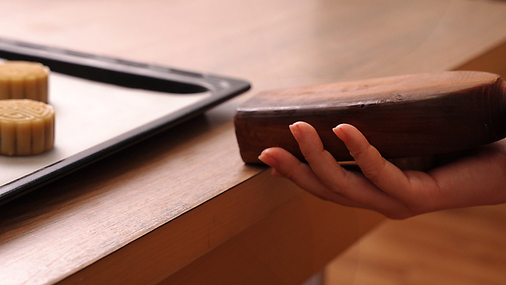 포토 JPG 해외이미지 손 디저트 실내 틀 들기 목재 신체부위 나무탁자 월병 해외포토 나무 음식 재료 모션 탁자 사람 내부 과자 중국전통 파일형식 이미지허브