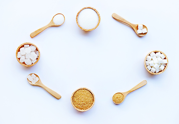 포토 JPG 해외이미지 식재료 실내 종류 사람없음 조미료 달콤 설탕 흰배경 나무숟가락 나무그릇 황설탕 해외포토 그릇 백그라운드 내부 목재 숟가락 흰색 맛 향미료 파일형식 이미지허브