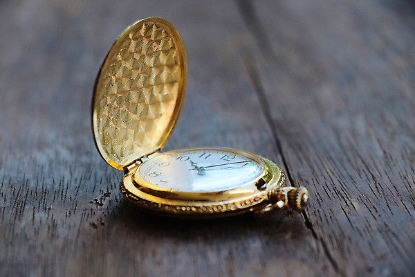 포토 JPG 해외이미지 디자인 시계 백그라운드 컨셉 탁자 아이디어 사람없음 목재 갈색 금속 침묵 수확 골동품 기구 시간 거친 역사 황금 클래식 우아함 주머니 작음 손목시계 질감 복고 청동 타이머 분 옛날 카운트다운 해외포토 나무 컬러 가구 농업 재료 장신구 재질 소리 크기 파일형식 이미지허브