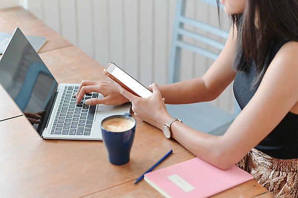 포토 JPG 해외이미지 직업 학생 라이프스타일 손 디자인 교육 커피 인터넷 비즈니스 통신 탁자 모바일 주택 실내 사람 앉기 사람없음 목재 노트북 스마트폰 컴퓨터 사무실 스크린 모니터 공책 흰색 타이핑 키보드 잡기 업무 작업 네트워크 메시지 연결 디자이너 무선전화기 스마트 와이파이 온라인 마케팅 블로거 소셜 프리랜서 해외포토 나무 음료 컬러 가구 컨셉 재료 모션 문구용품 내부 건물 생활 신체부위 전자제품 핸드폰 스마트기기 전화기 무선인터넷 파일형식 이미지허브