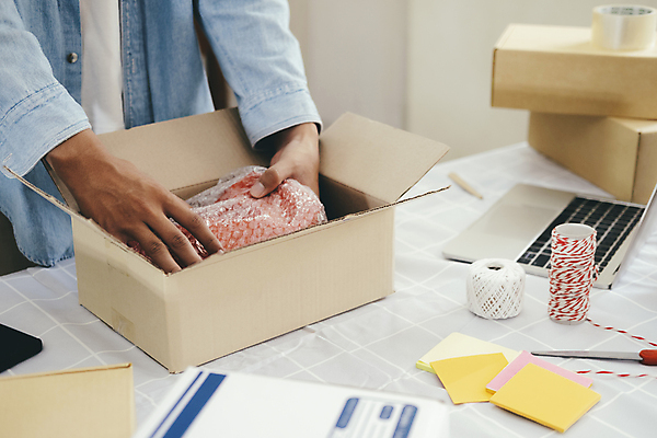 포토 JPG 해외이미지 남자 한명 성인 노트북 쌓기 실 택배 포스트잇 테이프 온라인쇼핑 택배상자 넣기 박스포장 에어캡 온라인쇼핑몰 성인남자한명만 해외포토 1 포장 모션 문구용품 사람 전자제품 쇼핑 상자 운송업 메모지 쇼핑몰 온라인 남자한명만 성인남자만 파일형식 이미지허브