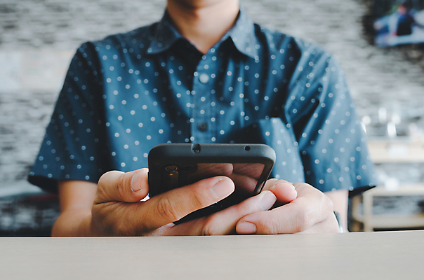 포토 JPG 해외이미지 백인 모델 직업 라이프스타일 손 남자 컨셉 인터넷 비즈니스 텍스트 통신 손가락 모바일 세포 사람 성인 사람없음 스마트폰 핸드폰 사무실 디지털 스크린 장비 터치 타이핑 잡기 업무 비즈니스맨 네트워크 메시지 연결 무선전화기 전화기 스마트 부름 경영 문자메시지 소셜 터치스크린 해외포토 서양인 모션 생활 신체부위 전자제품 스마트기기 작업 직장인 파일형식 이미지허브