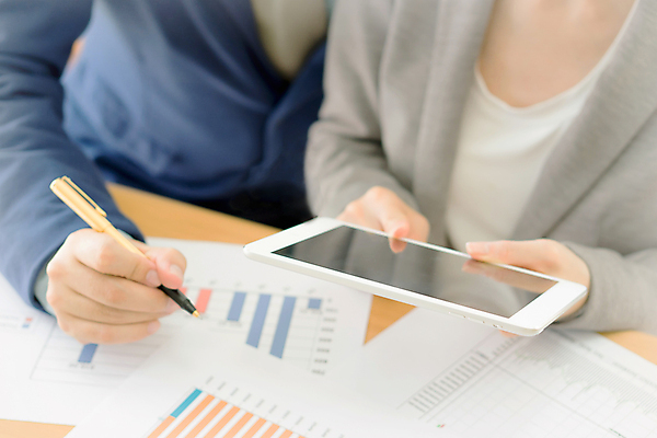 포토 JPG 해외이미지 비즈니스 사업가 통신 수염 설명 미소 사람 사람없음 터치패드 사무실 업무 비즈니스맨 비즈니스우먼 무선전화기 분석 보여주기 경영 해외포토 직업 여자 남자 컨셉 모션 표정 작업 직장인 전화기 파일형식 이미지허브