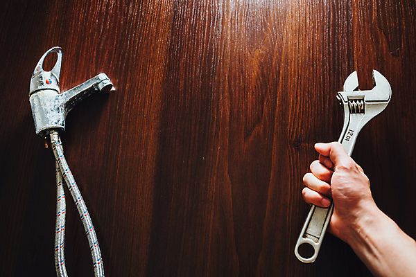 포토 JPG 해외이미지 직업 손 산업 백그라운드 컨셉 사람없음 목재 물 빛 갈색 금속 기구 공구 스패너 잡기 수리 위생 빨래 은색 필름 묘사 오브젝트 수도꼭지 호스 문제 공학 조절 배관공 옛날 중고 철강 카피스페이스 해외포토 자연요소 나무 교육 컬러 가사 재료 모션 재질 신체부위 공백 도구 파일형식 이미지허브