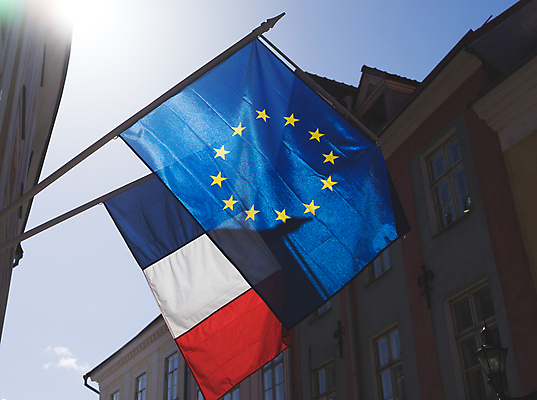 포토 JPG 해외이미지 배너 유럽 바람 사람없음 빨간색 경제 파란색 유로 프랑스 흰색 깃발 충돌 심볼 사인 봉 애국심 나란히 외교 유럽연합 전국 해외포토 자연요소 나라 컬러 돈 날씨 파일형식 이미지허브