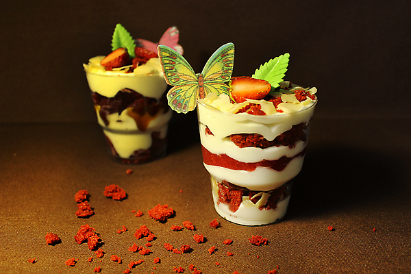 포토 JPG 해외이미지 나비 딸기 아이스크림 사람없음 장식 달콤 컵케이크 허브 부스러기 해외포토 식물 곤충 과일 디저트 케이크 맛 파일형식 이미지허브