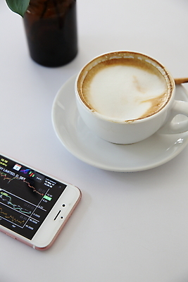 포토 JPG 해외이미지 탁자 사람없음 스마트폰 주식 커피잔 해외포토 커피 가구 잔 금융 핸드폰 스마트기기 파일형식 이미지허브