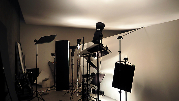 포토 JPG 해외이미지 직업 실루엣 종이 백그라운드 조명 사람 사람없음 빛 세트 반사 카메라 디지털 검은색 텔레비전 거품 장비 흰색 램프 업무 매끈함 큼 발사 승무원 사진사 필름 영화 만들기 삼각대 동영상 주도 많음 해외포토 컬러 컨셉 모션 문화예술 촬영기법 전자제품 예절 작업 감각 크기 작가 파일형식 이미지허브